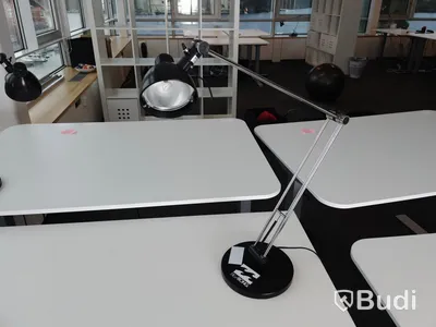 Elektriskt höj- och sänkbart skrivbord. Funktionstestat. B:120cm, D:80cm. Inkl skrivbordslampa