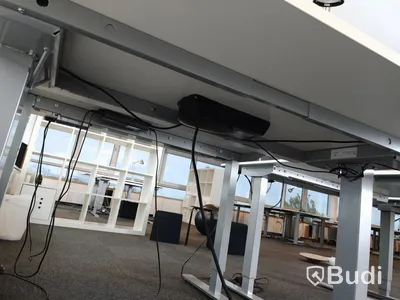 Elektriskt höj- och sänkbart skrivbord. Funktionstestat. B:120cm, D:80cm. Inkl skrivbordslampa