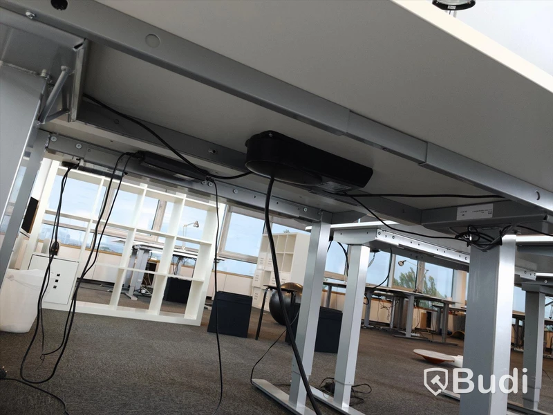 Elektriskt höj- och sänkbart skrivbord. Funktionstestat. B:120cm, D:80cm. Inkl skrivbordslampa