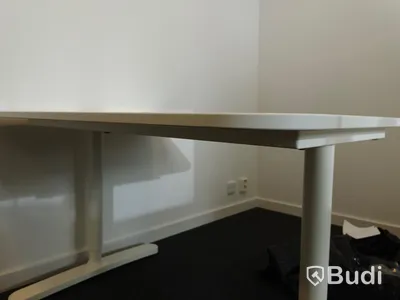 Vitt fint skrivbord. B:120cm, D:80cm.