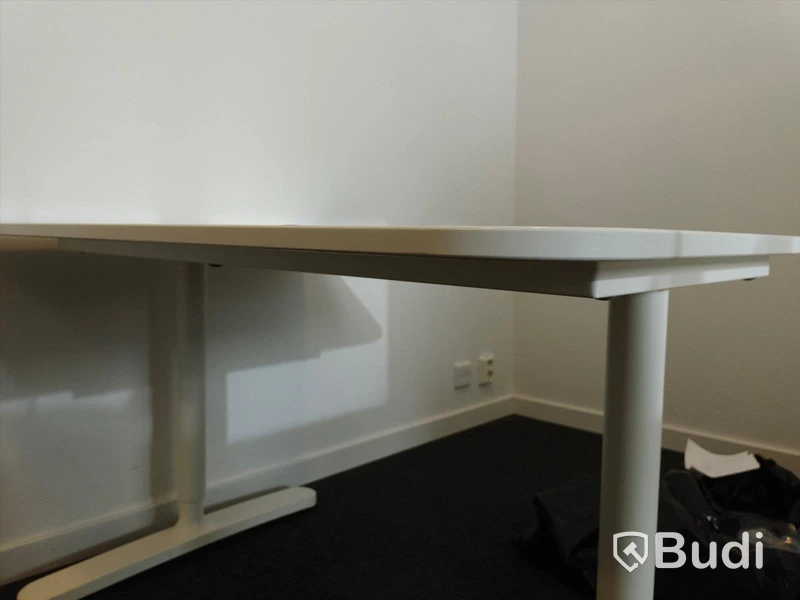 Vitt fint skrivbord. B:120cm, D:80cm.