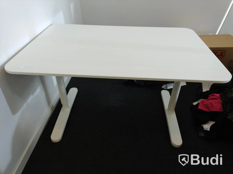 Vitt fint skrivbord. B:120cm, D:80cm.