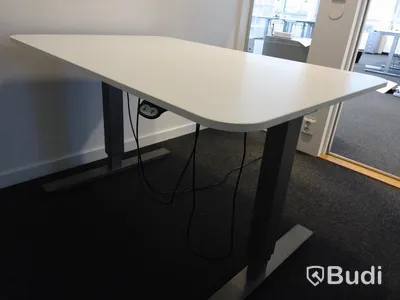Elektriskt höj- och sänkbart skrivbord. Funktionstestad. B:120cm, D:80cm.