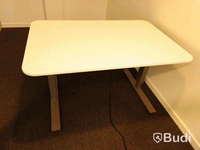 Elektriskt höj- och sänkbart skrivbord. Funktionstestad. B:120cm, D:80cm.