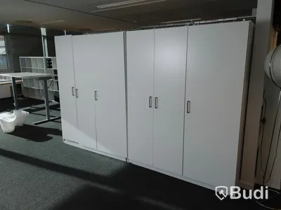 2 st skåp Ikea med tre dörrar vardera - skada