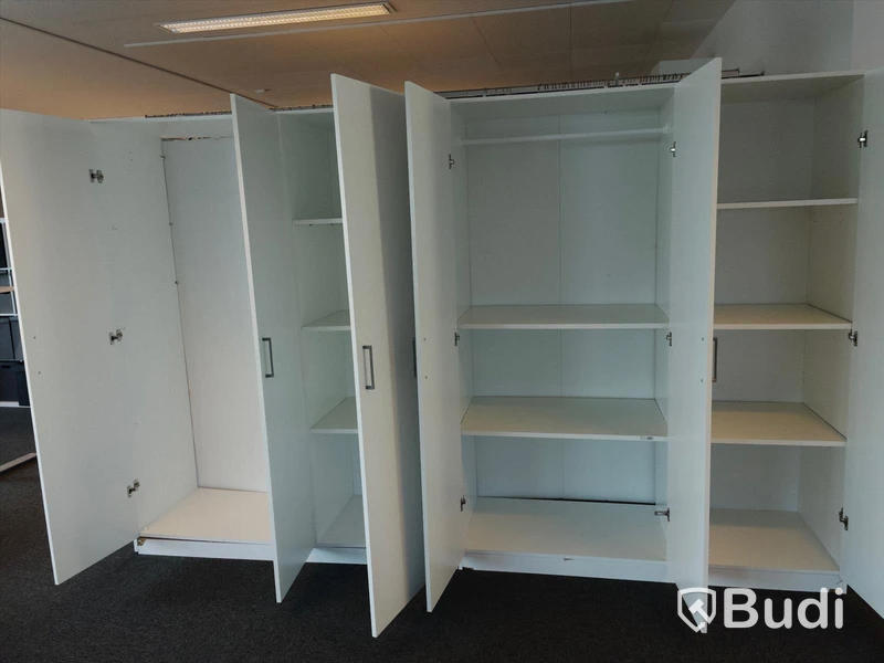 2 st skåp Ikea med tre dörrar vardera - skada