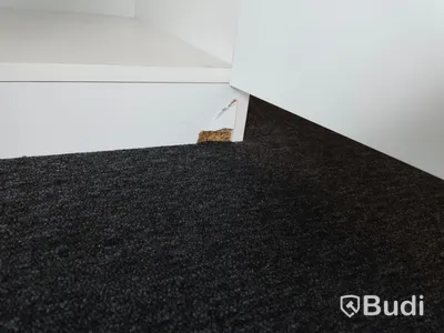 2 st skåp Ikea med tre dörrar vardera - skada