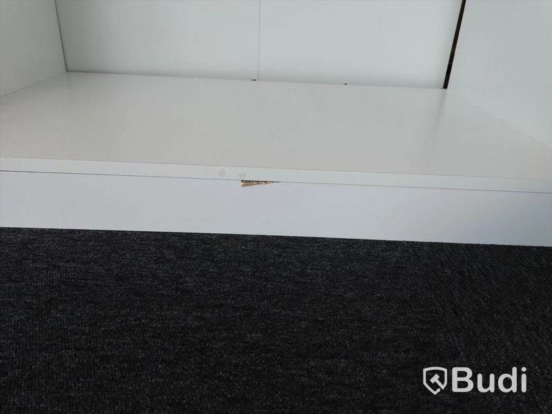 2 st skåp Ikea med tre dörrar vardera - skada