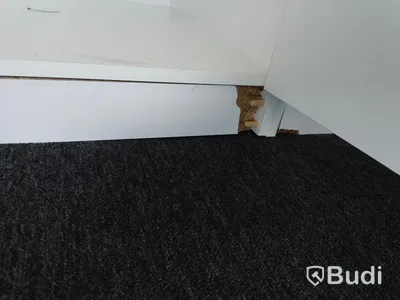 2 st skåp Ikea med tre dörrar vardera - skada