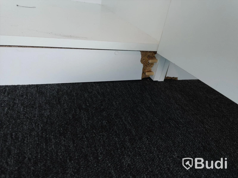 2 st skåp Ikea med tre dörrar vardera - skada