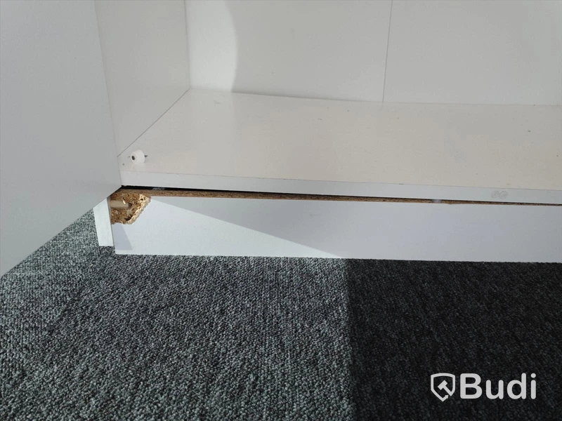2 st skåp Ikea med tre dörrar vardera - skada