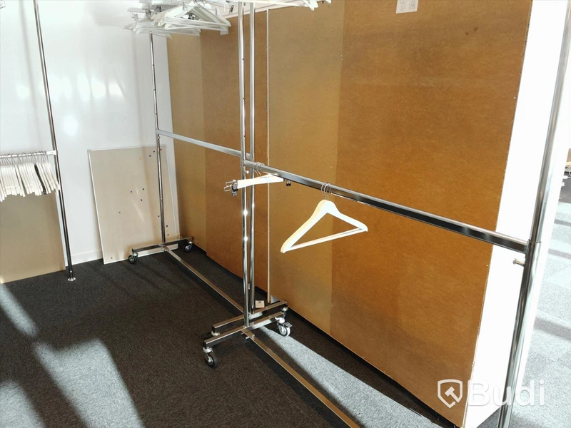 2 st skåp Ikea med tre dörrar vardera - skada
