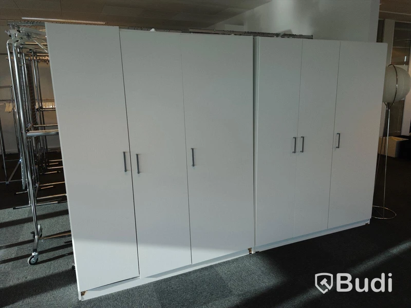 2 st skåp Ikea med tre dörrar vardera - skada