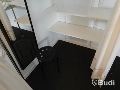 2 st sektioner klädhängare med tillhörande omklädningsrum. Samt alla galgar