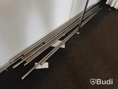 2 st sektioner klädhängare med tillhörande omklädningsrum. Samt alla galgar