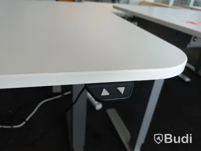 Elektriskt höj- och sänkbart skrivbord. Funktionstestat. B:120cm, D:80cm. Inkl skrivbordslampa