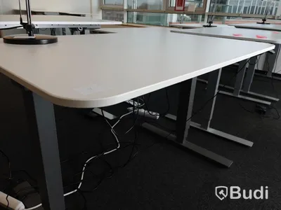 Elektriskt höj- och sänkbart skrivbord. Funktionstestat. B:120cm, D:80cm. Inkl skrivbordslampa