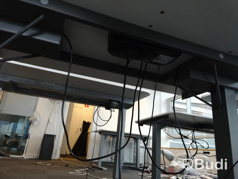 Elektriskt höj- och sänkbart skrivbord. Funktionstestat. B:120cm, D:80cm. Inkl skrivbordslampa