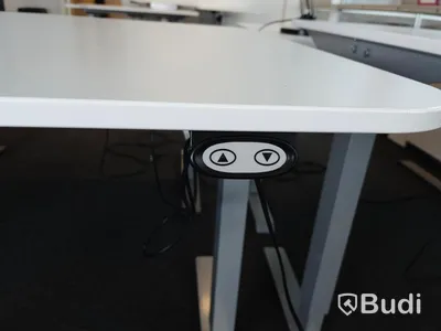 Elektriskt höj- och sänkbart skrivbord. Funktion osäker. B:120cm, D:80cm.