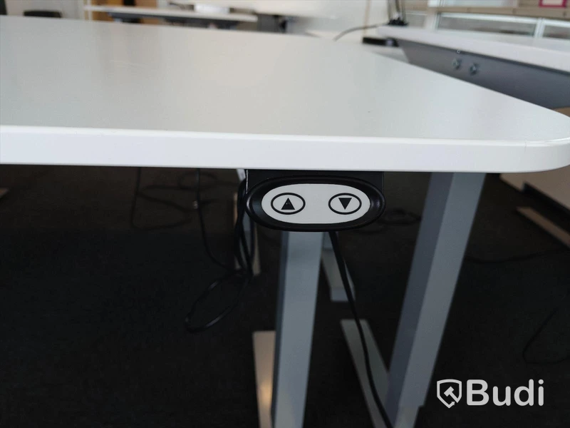 Elektriskt höj- och sänkbart skrivbord. Funktion osäker. B:120cm, D:80cm.