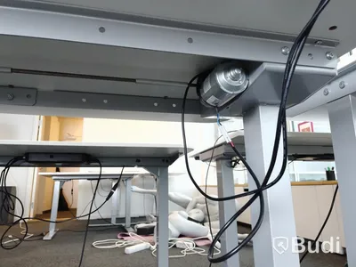 Elektriskt höj- och sänkbart skrivbord. Funktion osäker. B:120cm, D:80cm.