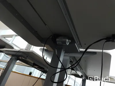 Elektriskt höj- och sänkbart skrivbord. Funktion osäker. B:120cm, D:80cm.