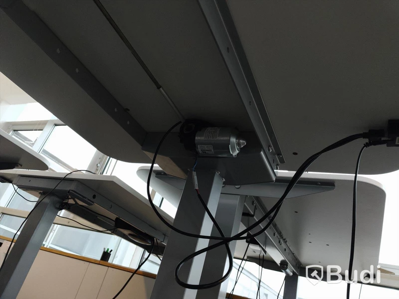 Elektriskt höj- och sänkbart skrivbord. Funktion osäker. B:120cm, D:80cm.