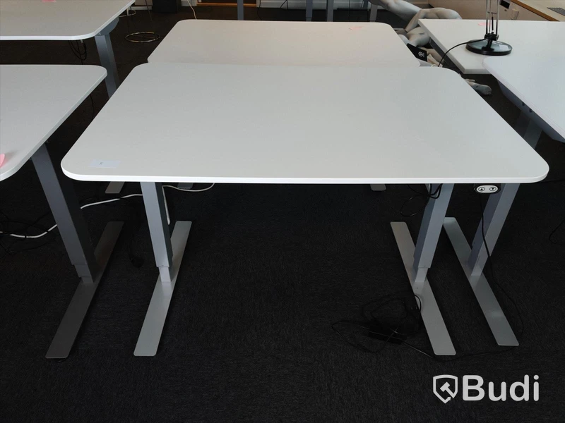 Elektriskt höj- och sänkbart skrivbord. Funktion osäker. B:120cm, D:80cm.