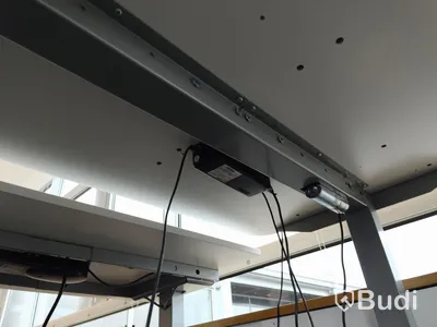 Elektriskt höj- och sänkbart skrivbord. Funktionstestad. B:120cm, D:80cm. Inkl skrivbordslampa