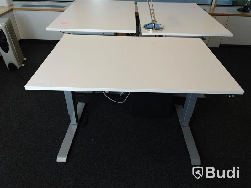 Elektriskt höj- och sänkbart skrivbord. Funktionstestad. B:120cm, D:80cm. Inkl skrivbordslampa