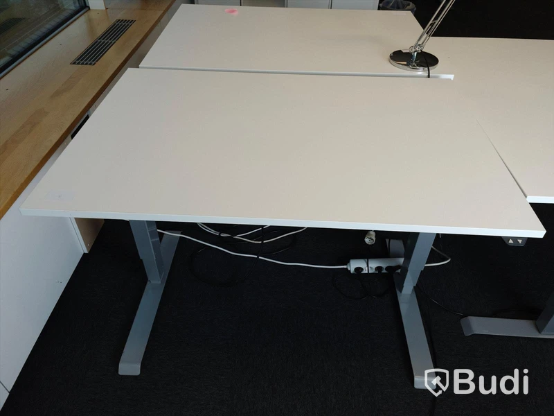 Elektriskt höj- och sänkbart skrivbord. Funktionstestad. B:120cm, D:80cm.