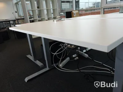 Elektriskt höj- och sänkbart skrivbord. Funktionstestad. B:120cm, D:80cm. Inkl skrivbordslampa