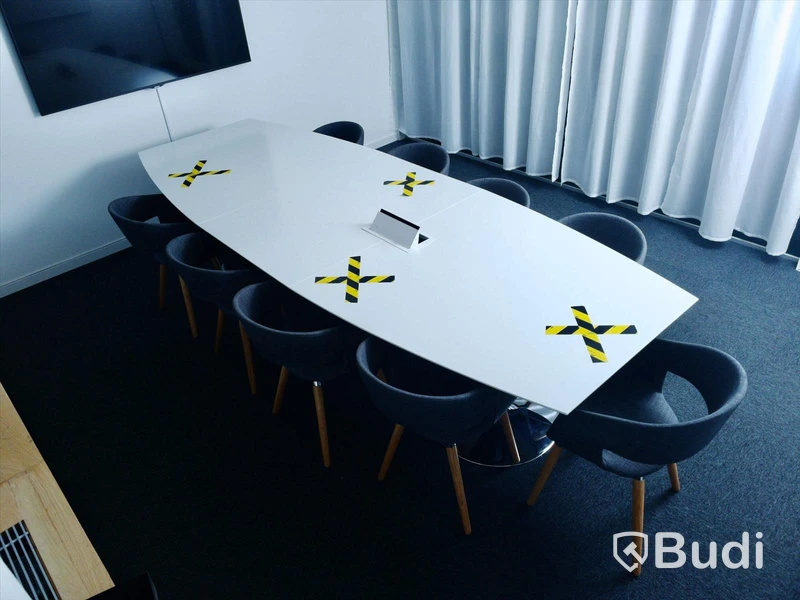 Konferensbord med eluttag samt 9st stolar