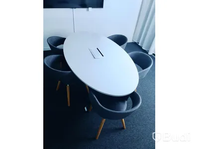 Konferensbord med eluttag samt 5st stolar