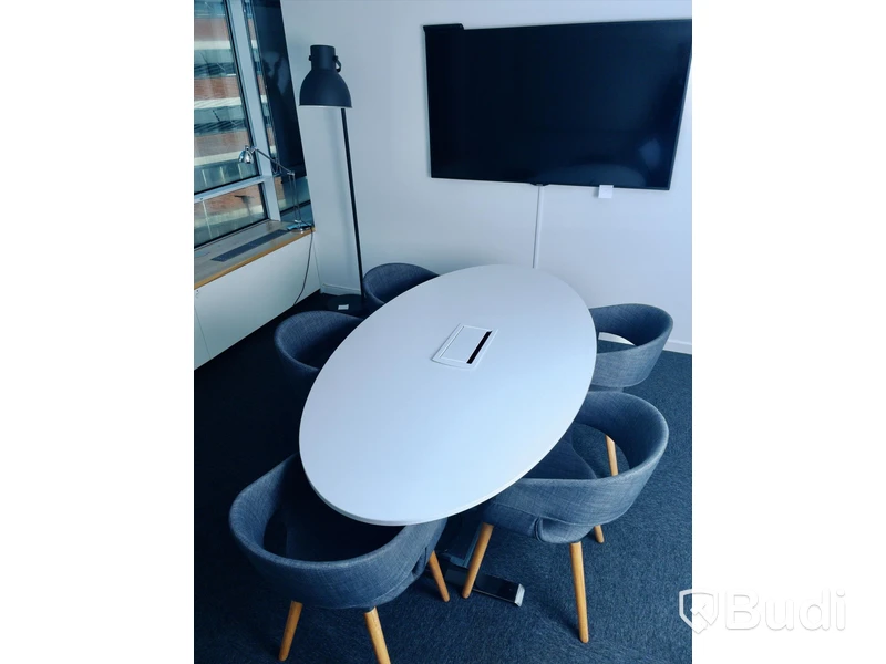 Konferensbord med eluttag samt 5st stolar