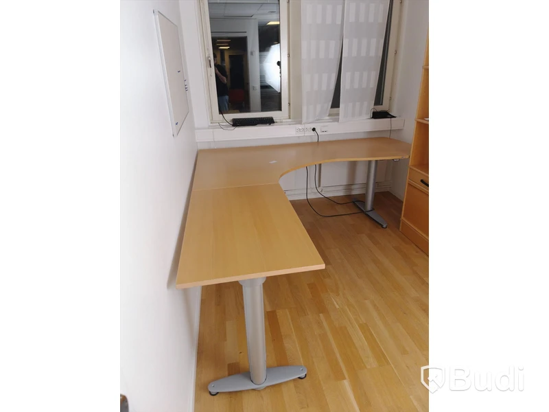 Höj- och sänkbart skrivbord Kinnarps 220x210