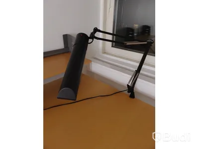 Höj- och sänkbart skrivbord Kinnarps 220x210 inklusive skrivbordslampa och hylla