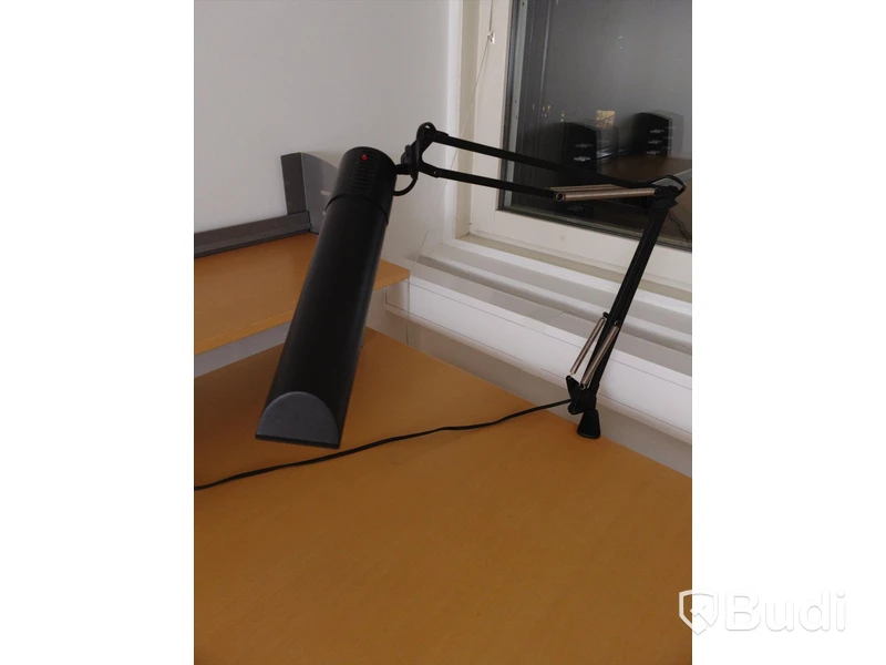 Höj- och sänkbart skrivbord Kinnarps 220x210 inklusive skrivbordslampa och hylla