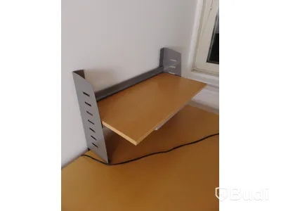 Höj- och sänkbart skrivbord Kinnarps 220x210 inklusive skrivbordslampa och hylla