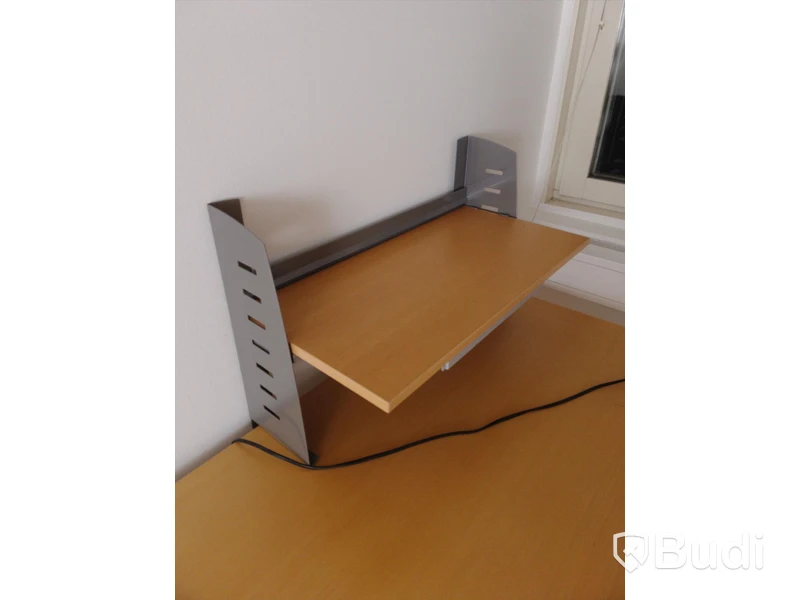 Höj- och sänkbart skrivbord Kinnarps 220x210 inklusive skrivbordslampa och hylla