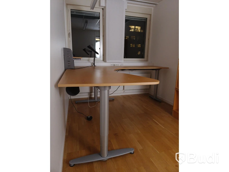 Höj- och sänkbart skrivbord Kinnarps 220x210 inklusive skrivbordslampa och hylla