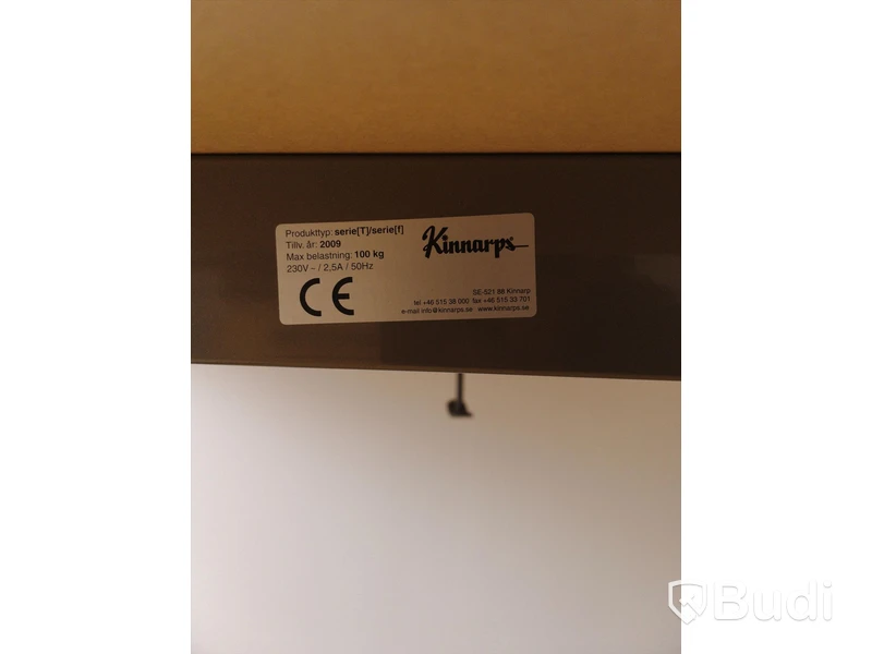 Höj- och sänkbart skrivbord Kinnarps 220x210 inklusive hylla