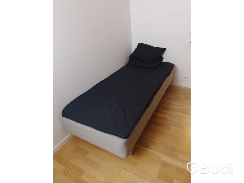 Säng 90X200 cm inklusive bäddmadrass och 2st kuddar