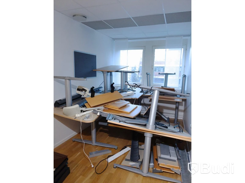 Höj- och sänkbara skrivbord Kinnarps ca 4st, osäker funktion