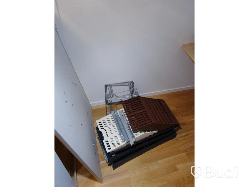 Höj- och sänkbara skrivbord Kinnarps ca 4st, osäker funktion