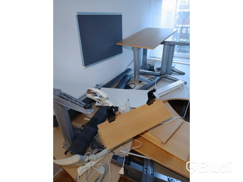 Höj- och sänkbara skrivbord Kinnarps ca 4st, osäker funktion