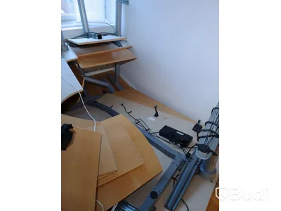 Höj- och sänkbara skrivbord Kinnarps ca 4st, osäker funktion