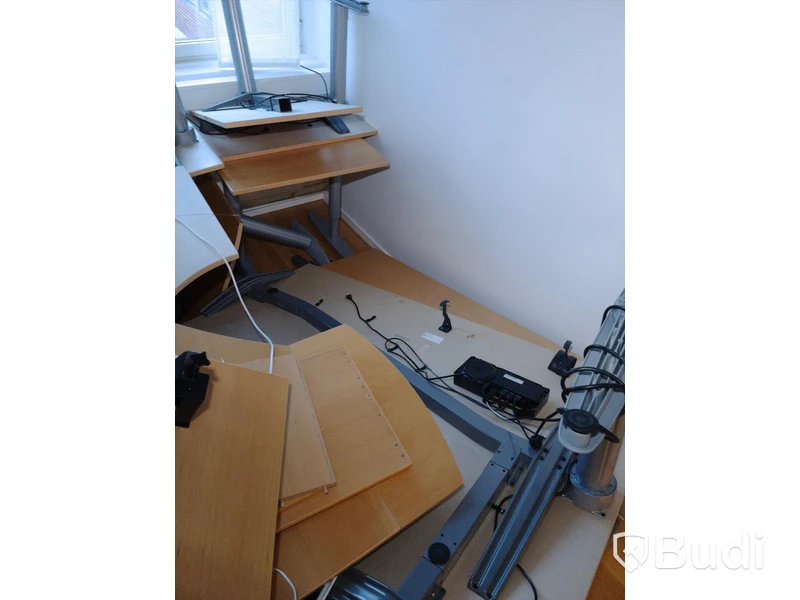 Höj- och sänkbara skrivbord Kinnarps ca 4st, osäker funktion