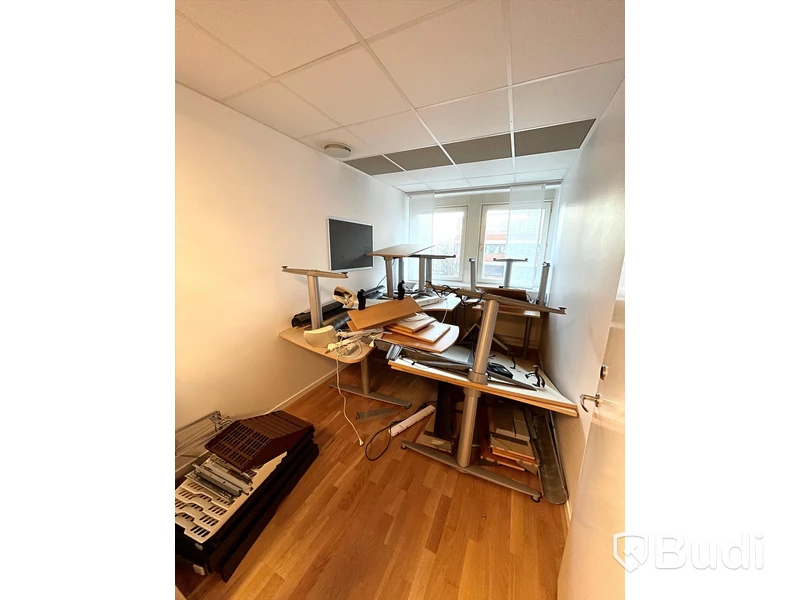 Höj- och sänkbara skrivbord Kinnarps ca 4st, osäker funktion