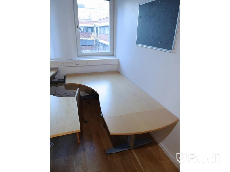 Höj- och sänkbara skrivbord Kinnarps 4st, osäker funktion